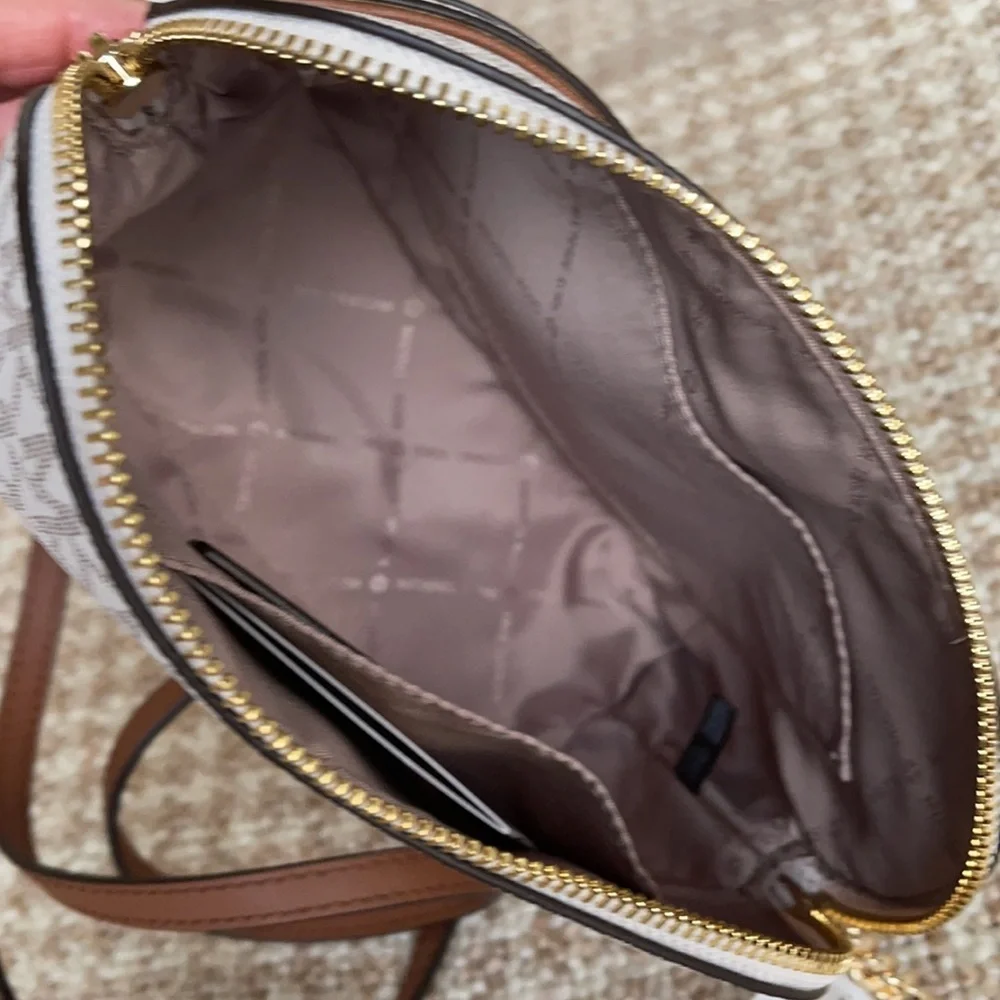 Michael Kors Jet Set Travel Medium Dome Crossbody